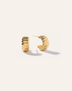 Modern. Minimal. Made to last. Crafted in 18k gold vermeil, these textured half-hoop earrings are all you need to instantly dress up a look – from jeans and a T-shirt to a laidback linen jumpsuit to a pretty wrap dress. Airport Outfit Classy, Winter Airport, Airport Outfit Winter, Classic Fashion Looks, Ugg Tasman Slippers, Airport Outfits, Outfits Classy, Linen Jumpsuit, Fine Jewellery Earrings