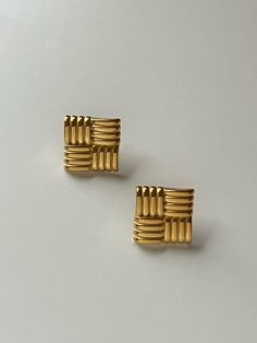 Vintage square quilted style earrings Size: 1 inch x 1 inch Stainless Steel with 18kt gold plating Back post Sold as a pair Embossed Earrings, Jewelry Pictures, Gold Minimalist Jewelry, Jewellery Photography Inspiration, Bridal Necklace Designs, Store Photos, Jewelry Picture, Jewelry Essentials, Jewelry Lookbook