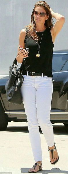 Simple classic black and white. Love it. I have the whit jeans. Just need to pull this together. White Denim Jeans Outfit, White Denim Outfit, Denim Jeans Outfit, White Jeans Outfit, Mode Boho, Nice Clothes, Mode Casual, Inspired Outfits, Mode Inspiration