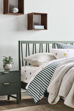 a bed room with a neatly made bed and two nightstands