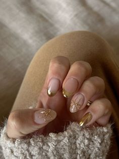 Short Gold Accent Nails, Manicure Ideas Chrome, Hold Chrome Nails, Gold Line Art Nails, New Year Nails Gold, Gold Chrome Powder Nails, Hold Nails Acrylic, Gold Chrome Design Nails, Almond Nail Ideas Fall