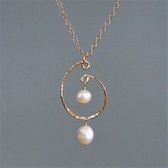 Paisley Pearl - Silver & Gold #jewelry #accesories #silver #earing #necklace Pendant Jewelry Diy, Silver Wire Jewelry Diy, Wire Beads Jewelry, Jewelry Patterns Gold, Modern Pearl Necklace Design, Making Beaded Jewelry, Metal Jewelry Handmade, Handmade Pearl Jewelry, Wire Wrapped Jewelry Diy