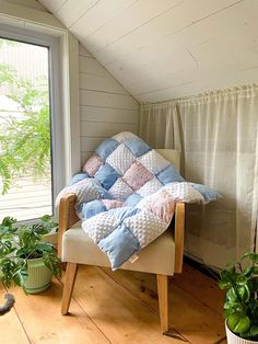 Beautiful children's Quilt Puff type blanket available for baby's enjoyment. The blue, white and pink of this blanket bring a delicate touch of color to baby's environment🍼 Puffed Quilt Blanket, Puffer Quilt Blanket, Baby Puff Quilt, Quilted Baby Gifts, Puffer Quilt, Fluffy Quilt, Puff Quilt Pattern, Puff Quilts, Puff Blanket