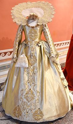 Dollhouse Dresses, 17th Century Clothing, Elizabethan Fashion, Silk Charmeuse Dress, Tudor Dress, Tudor Fashion, Medieval Gown, Queen Dresses, Golden Dress