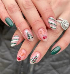 Cite short snd simple almond nails Christmas inspired. Christmas Nail Inspo, Christmas Nail Ideas, Christmas Gel, Cute Simple Nails, Christmas Gel Nails, Cute Nail Ideas, Nails Easy, Cute Gel Nails