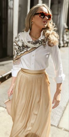 Sarah Flint, Spring Essentials, Silk Maxi Skirt, Woman Walking, Chique Outfits, How To Wear Scarves, Nyc Fashion, A Skirt, Looks Chic