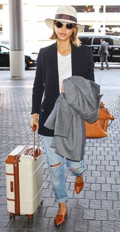 Jessica Alba layers // boyfriend jeans + blazer with ultra chic fedorta Boyfriend Jeans Kombinieren, Jessica Alba Outfit, Celebrity Airport Style, Jessica Alba Style, Giovanna Battaglia, Quoi Porter, Jeanne Damas, Ootd Ideas, Blazer Jeans