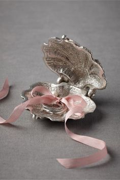 an image of a silver object with pink ribbon around it and the words cristulo e grandee meu amor por vel te amo roberto garcia