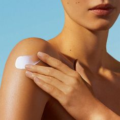 Biotherm Waterlover Hydrating Sun Milk SPF50+, latte corpo solare con fattore di protezione solare SPF50+, protegge la pelle dall’aggressione dei raggi UV. Grazie alla texture ultra-fluida mantiene la pelle idratata. Fresco all'applicazione e fondente sulla pelle, il suo profumo delicato è un puro piacere. Resistente all’acqua. Protezione molto alta. Waterlover Hydrating Sun Milk SPF50+ con il 71% di formula biodegradabile* e un pack con il 45% in meno di plastica**! Skincare Products Photography, Body Sunscreen, Best Sunscreens, Cream Aesthetic, Body Milk, Sun Cream, Daily Skin Care Routine, Sun Care