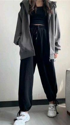 Black Sweatpants Outfit, Tomboy Stil, Track Pants Outfit, Loose Pants Outfit, Everyday Fashion Outfits, Tomboy Outfits, Easy Trendy Outfits, Loose Outfit