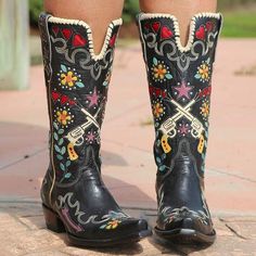 Discover the essence of elegance and authenticity in our women's collection. Each garment is crafted with attention to detail and quality. Skull Cowboy, Cowboy Embroidery, Botas Western, White Cowboy Boots, Embroidered Boots, Western Boots Women, Diy Purse, Point Shoes, Shoe Covers