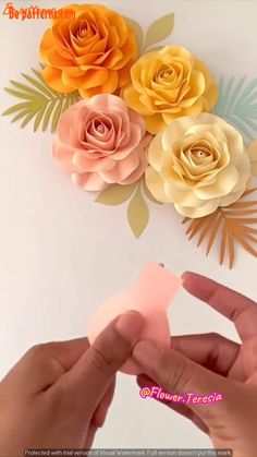 Easy paper craft - flower ideas - free crafters gadgets Paper Flower Pot Diy, Easy Paper Roses Diy, Paper Jasmine Flower Diy, Paper Roses Diy Easy, How To Make Paper Roses, Paper Roll Flowers, Realistic Paper Flowers, Making Roses, Big Paper Flowers