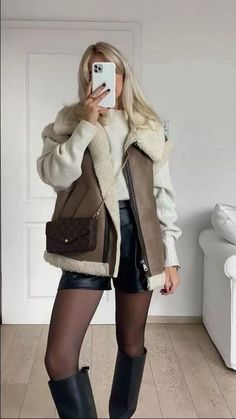 Female Vest, Chic Tops, Cold Outfits, Vest Coat, Autumn Outfit, Fur Vest, Looks Style, Mode Inspiration, Winter Fashion Outfits