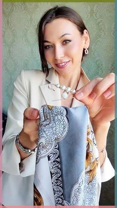 Learn how to tie a scarf with these stylish techniques that elevate any outfit! Whether you’re looking for a classic knot, a trendy wrap, or a chic loop, thi... How To Tie A Scarf On A Purse, How To Wrap A Scarf, Foulard Outfit, Styling Scarf, Long Scarf Tying, Scarves Outfits, Tying Scarves