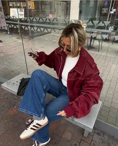 Chloé Allain | 10 jeans loose outfits inspo🦋 | Instagram Red Jeans Jacket Outfit, Burgundy Suede Jacket Outfit, Maroon Fall Outfit, Fall Fits Women, Red Suede Jacket Outfit, Move In Day Outfit, Maroon Leather Jacket Outfit, Red Fall Outfits, Fashion Outfits Red