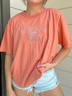 Cute Summer Fits, Summer Office Outfits, 90s Summer, Outfit Needs, Beachy Outfits, Beach Tee, Summer Office