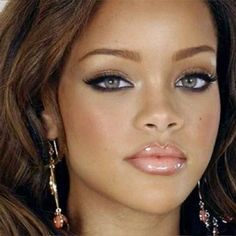 Bad gal riri Rihanna Makeup Bossy Makeup Look, Y2k Makeup Eyeliner, Early 2000s Eye Makeup, 2000s Natural Makeup, 2000s Video Vixen Makeup, 90s Editorial Makeup, Y2k Make Up, 2003 Makeup, Aaliyah Makeup