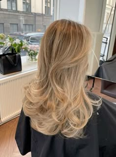 Pretty Ash Blonde Hair, Blonde With Mocha Lowlights, Blond Hilights On Blond Hair, Level 7 Lived In Blonde, Golden Blonde Layered Hair, Long Layers And Angles Haircuts, Highlights On Light Brown, Filipa Moulier Hair, Baliage Hair 2023