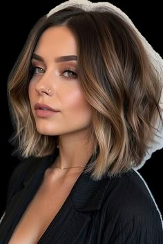 Short Hair Parted In The Middle, Short Haircuts Middle Part, Short Brunette, 2025 Hair, Rambut Brunette, Haircuts Ideas, Brunette Balayage Hair, Pink Wig, Short Hair Balayage