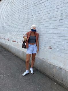 Sambas With Shorts Outfit, Shorts With Sambas, Sambas Shorts Outfit, Adidas Samba Outfit Shorts, Trucker Hat Street Style, Vintage Trucker Hat Outfit, Samba With Shorts, Sambas And Shorts, Women Trucker Hat Outfit