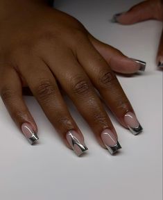 Bday Nails Long Square, Acrylic Nails With Chrome Design, Simple Nail Designs Silver, Classy Metallic Nails, Silver Birthday Nails Short, Cute Silver Nails Acrylic, Chrome And French Nails, Short Nail Birthday Designs, Cute Silver Nails For Prom