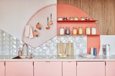 Dapur berwarna merah muda ini adalah lambang gaya modern dan ceria. Fitur menonjol adalah bagian dindingnya yang terdiri dari berbagai warna, teksur dan material. Semuanya menambah keindahan dan fungsi praktis.Sumber: We Heart. Desainer: Studio Aberja Arte Art Deco, Bar Restaurant Design, Flat Share, Architecture Restaurant, Deco Pastel, Styl Shabby Chic, Thonet Chair, Pastel Design, Design Café