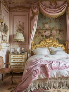 Dynamic Victorian bedroom with a mix of modern and traditional elements Modern Victorian Bedroom, Earthy Bedroom, Victorian Bedroom, Pink Bedrooms, Bedroom Refresh, Pink Bedroom