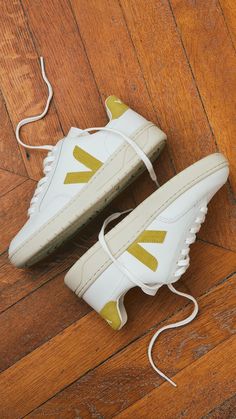 V-12 LEATHER WHITE LIQUOR #veja #V-12 Basket Veja, Des Baskets, Baskets