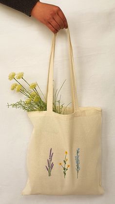 Handpainted flower totebag Totebag Painting, Flores Aesthetic, Diy Embroidery Shirt, Handmade Journals Diy, Canvas Bag Design, Flower Tote Bag