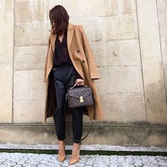 Looks Estilosos Para Usar No Outono Inverno - 20 looks fofos para usar no outono inverno Moda Over 40, Vuitton Outfit, Pochette Louis Vuitton, Louis Vuitton Pochette Metis, Classy Outfits For Women, Business Outfit, Henri Bendel, Handbags Michael Kors, Italian Fashion