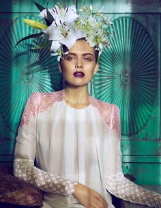 frida2 Åsa Engström Evokes Frida Kahlo in DV Mode by Fredrik Wannerstedt Colourful Fashion, Floral Headdress, Woman With Flowers, Mexican Fashion, Flowers In Her Hair, Floral Crowns, Boho Beauty, Flower Inspiration, Floral Headpiece