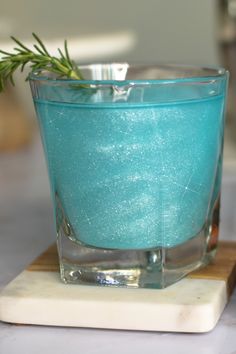 Glittery Blue Margarita using Sky Blue Cocktail Glitter! Blue Ciroc Drinks, Brew Glitter Drinks, Glittery Cocktail Drink, Teal Colored Cocktails, Glitter In Drinks, Glittery Alcoholic Drinks, Blue Themed Cocktails, Sparkly Alcohol Drinks, Blue Edible Glitter Drinks