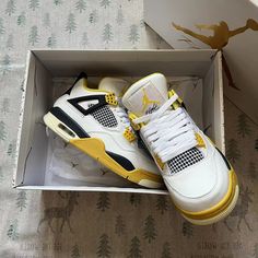 This New Colorway, With Its Crisp White And Coconut Milk Base Accented By Vivid Sulfur And Anthracite, Exudes A Bold Yet Refined Aesthetic. Tailored For The Fashion-Forward Woman. Sizeeu 40(Men's 7 Or Women's 8.5) Coloryellow, Black & White Jordan 4 Outfit, Black And White Jordans, Jordan 4 White, Jordan 4’s, Retro Trainers, Jordan Retro 11, Jordan 4s, Custom Nike Shoes, All Nike Shoes