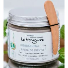 Pasta de dientes no abrasiva con aceite esencial de hierbabuena orgánico.  Ideal para peques y adultos. Apta para gingivitis y sensibilidad dental.  Todos los ingredientes que contiene son de calidad alimentaria, no conteniendo conservantes ni surfactantes.  Su textura es cremosa y se extiende homogéneamente con facilidad. Tiene un agradable y refrescante sabor mentolado.  Sin flúor / Sin gluten / Sin conservantes / Sin surfactantes / Con calcio.  El aceite de coco virgen tiene efecto antibacteriano y ayuda a mejorar la salud de las encías reduciendo su inflamación (gingivitis).  El poder alcalinizante y neutralizante de la arcilla permite contrarrestar la acción de los azúcares, limitando la aparición de caries. También equilibra el pH de la saliva ayudando a proteger el esmalte y a reduc Sin Gluten