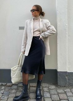 Chique Outfit, Midi Skirt Outfit, Winter Skirt Outfit, Chique Outfits, Skirts Midi High Waisted, Satin Midi Skirt, Half Skirt, Elegant Skirt