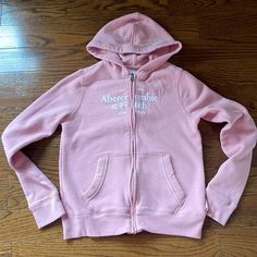 Pink Camo Hoodie, Pink Zip Up Hoodie, Hoodie Aesthetic, Camo Hoodie, Abercrombie Kids, Pink Camo, Future Fashion, Hoodie Girl, Pink Sweatshirt