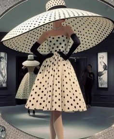 Unusual Outfits, Dots Fashion, Derby Outfits, Polka Dots Fashion, 1950s Fashion, Cabaret, Mode Inspiration, الرسومات اللطيفة, Dot Dress