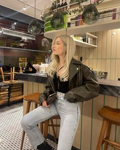 Casual Restaurant Outfit, Styling A Leather Jacket, Outfit Cena, Outfit Cafe, Simple Black Top, Black Friday Fashion, Stylish Leather Jacket, White Turtleneck Sweater, White Wedding Shoes