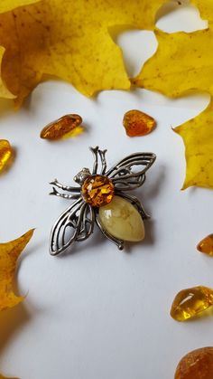 ❤ These beautiful Bee Brooches are made of genuine cognac, butterscotch & green Baltic amber stones, that have small natural fossils inside. Such jewelry is always a perfect gift for every woman and for any occasion. Especially amber stone adds luxury and romance to the whole style, while the brooch can be attached on almost any piece of clothing. ❤ Length: ~ 3 cm (1.18 inches), width: ~ 4.6 cm (1.81 inches). Bumble Bee Jewelry, Bee Pin, Bee's Knees, Amber Fossils, Brooch Handmade, Bee Inspired, Bee Garden, Bumble Bees, Antique Wedding Rings