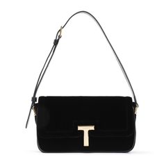 The Tom Ford Wallis shoulder bag features a sophisticated design in luxurious black velvet. A striking T metal closure enhances its chic aesthetic, while the adjustable strap provides versatility and comfort. Perfect for evening outings or upscale events.

- Material: Black velvet
- Closure: T metal
- Strap: Adjustable
- Ideal for: Evening outings and upscale events

- Dimensions: W:23cm H:13cm D:5cm Bag Tom Ford, Tom Ford Women, Tom Ford Bag, Best Caps, Leather Cap, Boot Pumps, Engraved Logo, Small Leather Goods, Mens Shoes Sneakers