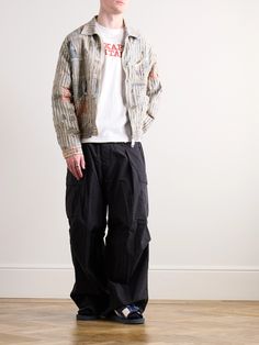 KAPITAL's 'Jumbo' cargo trousers are cut from cotton-blend ripstop in a baggy fit and kitted out with an assortment of pockets through each leg. They're also detailed with silver-tone button-embellished loops that you could attach key chains or carabiners to. Archive Fashion Men, Kapital Clothing, Techwear Cargo Pants, Baggy Pants Men, Mens Cargo Trousers, Cargo Pants Streetwear, Chino Joggers, Fits Clothes, 90s Streetwear