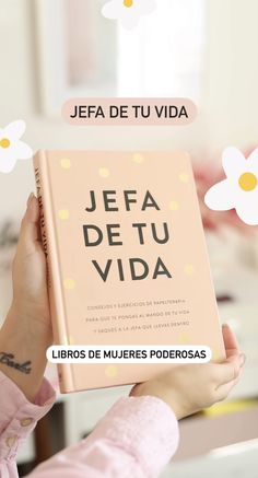 a person holding up a book in front of their face with the words jefa de tu