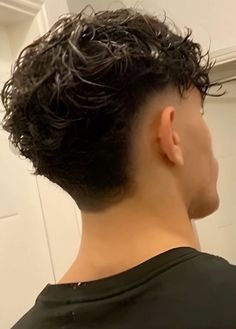 Men’s Hairstyles - Aesthetic Hairstyles - Trendy Haircuts - Hairstyle Inspirations Burst Fade Fluffy Hair, Low Bust Fade, Burst Fade Back View, Burst Fade Mohawk Straight Hair, Types Of Haircuts Men, Mexican Hairstyles Men, Burst Fade Curly Hair, Faded Mullet Men, Taper Fade Mullet