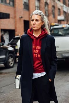 Hoodie Outfit Street Style, Red Hoodie Outfit, Hooded Sweater Coat, Sarah Harris, Hoodie Coat, Hoodie Outfit, Grey Hair, Mode Inspiration, Fall Winter Outfits