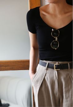 Photo Fit Girl Inspiration, Style Tomboy, Tomboy Stil, French Minimalist, Color Outfits, Monochromatic Outfit, French Classic, Look Retro, Minimalist Capsule Wardrobe