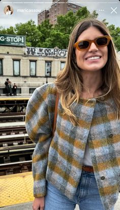 Fall Outfits 2024 Aesthetic, Courdory Jeans Outfits, Casual Winter Office Outfits, Fall Layering Outfits, Aspen Fashion, Parisian Style Fall, Stockholm Street Style