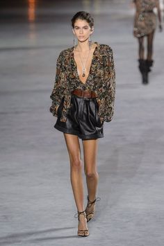 Leder Shorts Outfit, Leather Shorts Outfit, Saint Laurent Fashion, London Fashion Weeks, Kaia Gerber, Moda Vintage, Mode Inspo, Leather Shorts, Mode Vintage