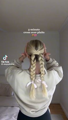 Women's Undercut, Dreads Hairstyles, Sport Hair, Receding Hairline, Ribbon Hairstyle, Women's Hairstyles, Peinados Fáciles Para Cabello Corto