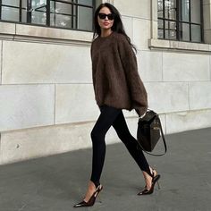 Sling Back Pumps Outfit, Sling Back Heels Outfit, Leggings And Heels, Chique Outfit, Look Legging, Stirrup Pants, Legging Outfits, Mode Inspo, Looks Chic