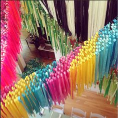 many different colored straws are lined up together